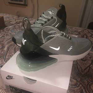 Women’s Nike Air Max 270 SE Size 8.5